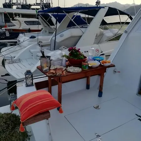 Cullati Dal Mare Deluxe-b&b On Board Botel Salerno