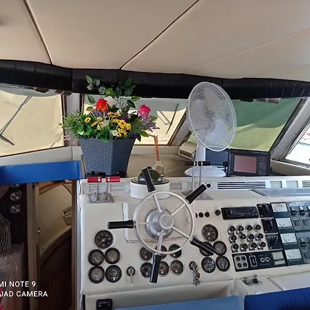 Cullati Dal Mare Deluxe-b&b On Board Botel Salerno
